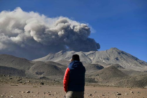 Ein Mann beobachtet, wie Rauch und Asche aus dem Krater des Vulkans Ubinas in der Region Moquegua im Süden Perus aufsteigen. AFP