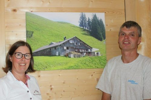 Ein Poster an der Wand zum Hütteneingang erinnert an die alte Alphütte, die 234 Jahre ihren Dienst getan hat. STP