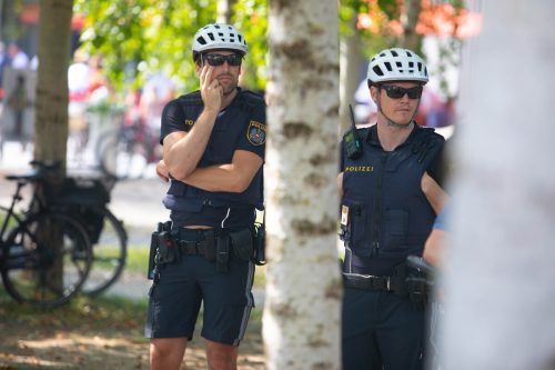 Eine Fahrradstreife am Rand der Eröffnung der Bregenzer Festspiele 2022, einem der sommerlichen Fixtermine für die Polizei Vorarlbergs. VN/Hartinger