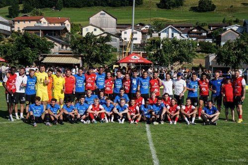 Eine Wälder- und eine „Ländler“-Auswahl standen sich in Riefensberg freundschaftlich gegenüber. SIHA