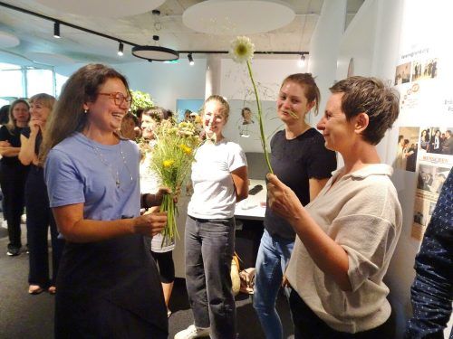 Emotionaler Abschied im aha: Geschäftsführerin Monika Paterno (links) geht in Pension.  cth