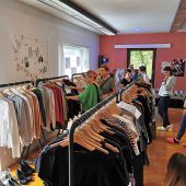 Kleidertauschparty statt Fast Fashion im Mädchentreff