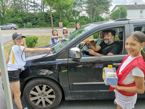 Engagierte Mädchen des BG Lustenau putzten Autofenster für den guten Zweck.  BG