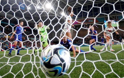 Entscheidung: Der Ball ist zum zweiten Mal im Netz und Torschützin Seraina Bachmann dreht ab. Reuters/3