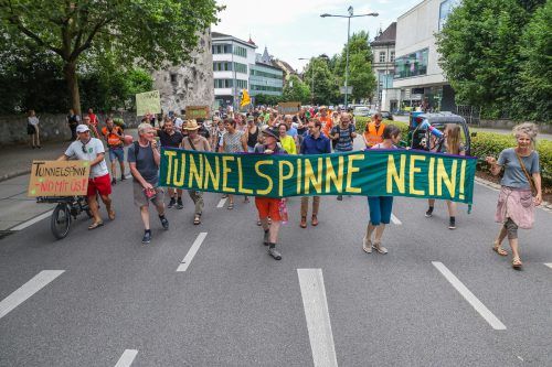 Etwa 100 Protestierende blockierten die Bärenkreuzung. VN/Steurer