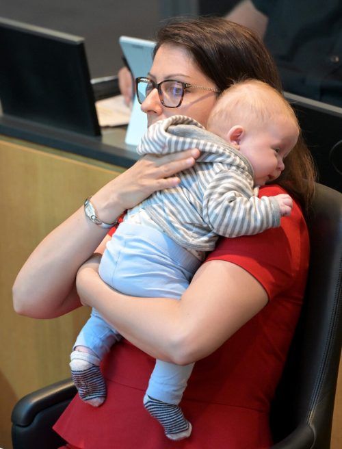 Ex-Staatssekretärin Muna Duzdar (SPÖ) ist als Abgeordnete zurück im Parlament, jetzt mit Baby. APA