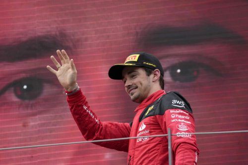 Ferrari-Pilot Charles Leclerc bei der Siegerehrung. ap