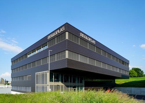 Fertigstellung Zima hat die St. Galler Regloplas AG im Rahmen einer Bauherrenpartnerschaft beim Neubau des Firmensitzes begleitet. Dieser wurde nun fertiggestellt und umfasst eine Nutzfläche von über 15.000 Quadratmetern. Regloplas ist Hersteller von Temperiergeräten für die verarbeitende Industrie. zima
