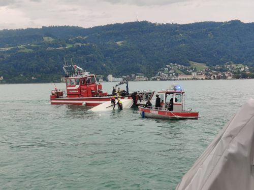 Feuerwehrboote bargen die gekenterte Jolle. öwr Vorarlberg