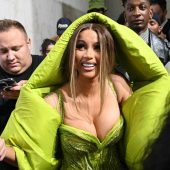 Cardi B wirft Mikro auf Fan