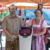Ein Roboter hilft im Berghaus Kanisfluh im Service. »A4