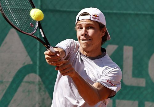 Im wegen Regen über sechs Stunden dauernden Viertelfinale setzte sich Joel Schwärzler mit 7:5, 6:7 und 6:4 durch. Tennis Klosters