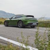 Zufrieden mit dem E-Auto
