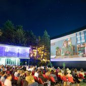 Kurze Filme auf großer Leinwand im Städtle
