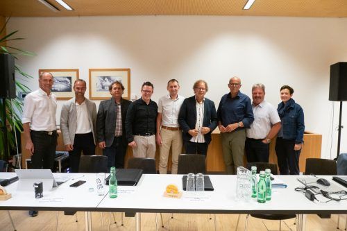 „FLZ-Walgau-West“-Bürgermeister: Wolfgang Lässer (Schlins), Andreas Dobler (Satteins), Simon Lins (Schnifis), Michael Ammann (Röns), Florian Kasseroler (Nenzing), Walter Gohm (Frastanz) und Gerold Mähr (Düns) mit Regio-Im-Walgau-Geschäftsführerin Eva-Maria Hochhauser-Gams (r.) und Projektbegleiter Dr. Andreas Pölzl (l.).