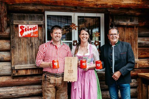Freuten sich gemeinsam über die begehrte Auszeichnung: Roman und Juia Sandrell mit Herbert File (Stiegl). kristina becker