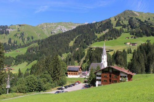 Für das im August 2021 präsentierte 400-Betten-Projekt „Nachnutzung des Mohnenfluh-Areals“ läuft in Schröcken eine „Neubewertung“.  STP