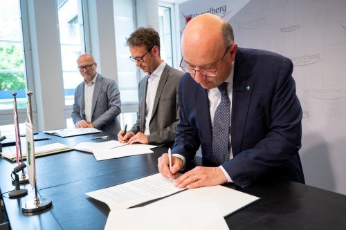 Für den neuen Ausbau des Schienenangebots wurde für Vorarlberg von Daniel Zadra und für St. Gallen von Beat Tinner ein Planungsauftrag unterzeichnet. VLK/Serra