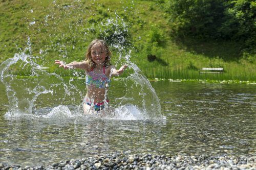Für die meisten Kinder gibt es nichts Schöneres, als ausgiebig im Wasser zu planschen.  VN/Paulitsch