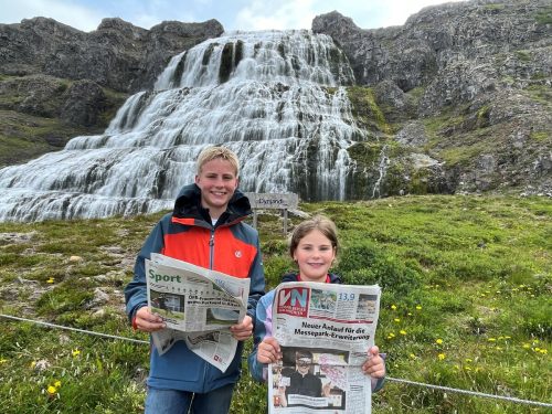 Ganz schön beeindruckend! Leo und Aurelia, die Kinder von Gert Wiesenegger, vor dem rund 100 Meter hohen und bis zu 60 Meter breiten Dynjandi Wasserfall in Island.