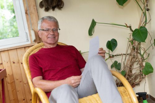 Gerhard Unterkofler entspannt zu Hause auf seinem Schaukelstuhl. Die nächste Tour ist schon im Kopf.  VN/Stiplovsek