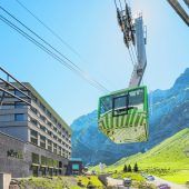 Grenzenlose Möglichkeiten mit der Säntis- Schwebebahn Der Säntis ist der ideale Erlebnisberg für Groß und Klein. Alle 30 Minuten fährt die Schwebebahn von der Schwäg­alp hoch auf den Säntisgipfel (2502 Meter). Auf dem Gipfel warten ein atemberaubender Blick über sechs Länder, zwei moderne Restaurants und eine interaktive Erlebniswelt auf rund 400.000 Besucher im Jahr.