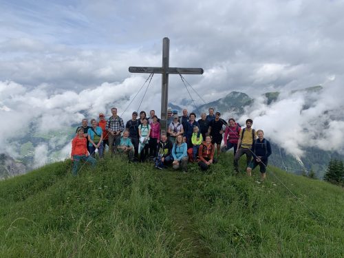 Gruppenfoto aller Teilnehmenden der Jubiläumswanderung am Gipfel der Wangspitze im Gadental. Silvia Plangg