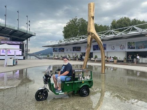 Helmut Gründler mit seinen Hunden Santos und Sammy. Von dem Platz im Brunnen hat er sich nicht nur Abkühlung erhofft.