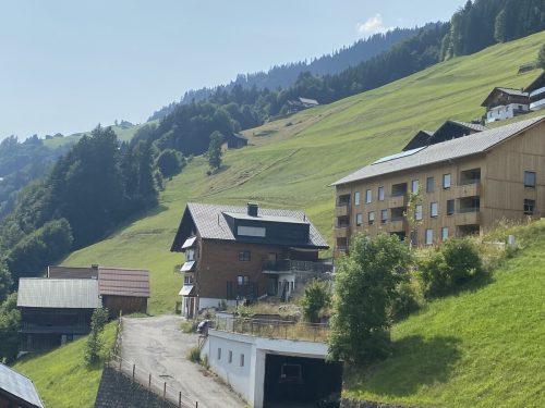 Hier am Hang sollen sechs Bauplätze veräußert werden.