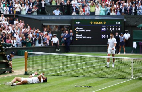 Historischer Moment: Carlos Alcaraz jubelt liegend über den Sieg und Titel in Wimbledon. reuters