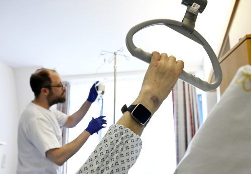 Höhere Gehälter in der Pflege sollen abgesichert bleiben. APA