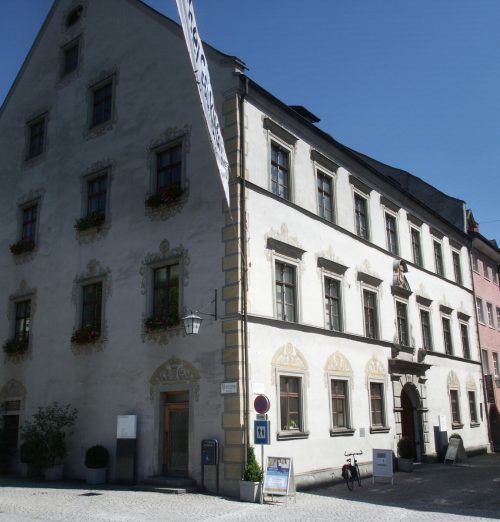 Im Innenhof des Palais Liechtenstein treten „Die Bremer Stadtmusikanten“ auf.