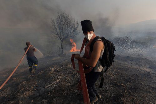 In 64 Regionen Griechenlands kämpfen Feuerwehrleute gegen die Flammen. Im Südosten von Rhodos war ein Großbrand weiterhin außer Kontrolle. Reuters