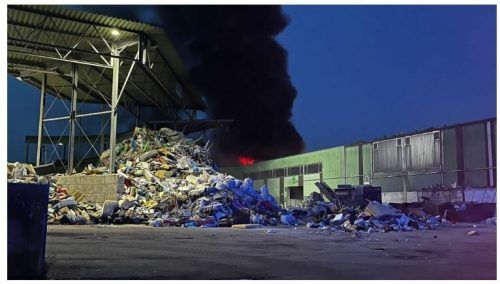 In den Abendstunden weithin sichtbar: in Vollbrand stehende Halle.  VOL.at