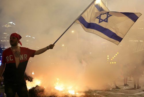 In Israel nehmen die massiven Proteste gegen die geplante Justizreform kein Ende. Die Aufnahme stammt aus Tel Aviv. AFP