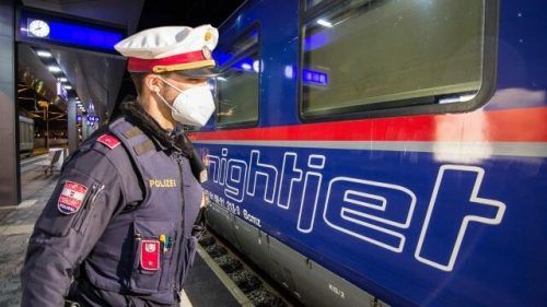 In Regional- und Fernverkehrszügen wurden Passagiere kontrolliert. symbol/apa