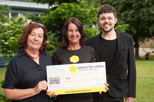 Irene Wachter-Rützler, Susanne Marosch und Martin Blakolmer bei der Scheckübergabe. sto (2)