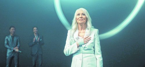 Iris Berben spielt im Science-Fiction-Film „Paradise“ die skrupellose Chefin einer Firma, die Geld für Lebenszeit anbietet. Netflix 2023