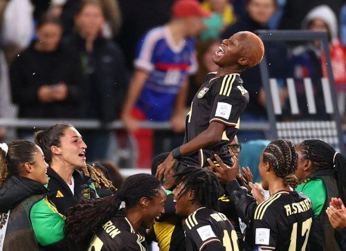 Jamaikas Deneisha Blackwood feiert den sensationellen Punktgewinn gegen Frankreich mit ihren Teamkolleginnen. Reuters