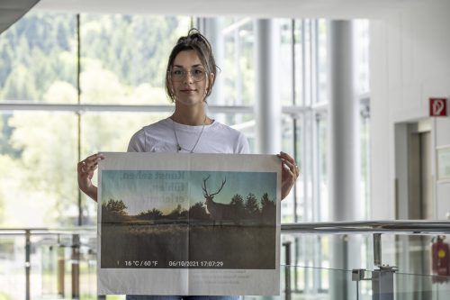 Jermolaewa signiert die Panoramaseite.  ROLAND PAULITSCH