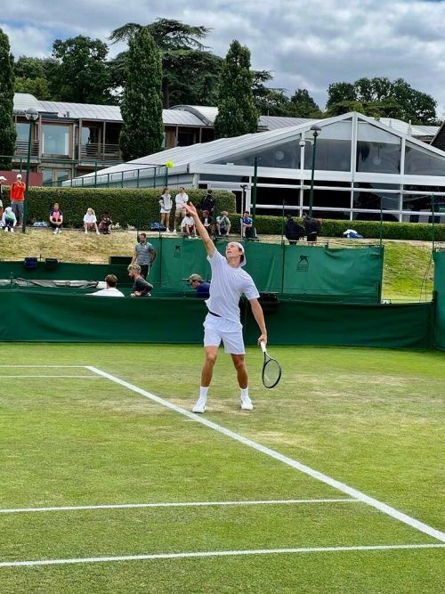 Joel Schwärzler trifft in seinem Auftaktspiel in Wimbledon im Junioren-Einzel auf den US-Amerikaner Roy Horovitz. Privat