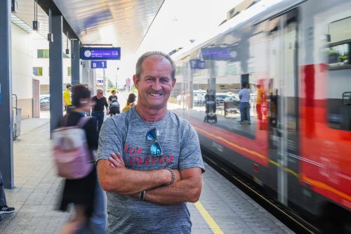 Josef Feurstein aus Dornbirn fährt gerne mit den ÖBB, den Nachtzug will er zukünftig aber nicht mehr nutzen.  VN/STeurer