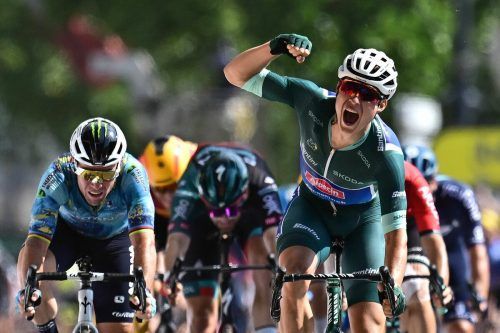 Jubelfaust in der Luft, der Siegesschrei entweicht: Jasper Philipsen triumphiert zum dritten Mal bei der Tour de France. apa