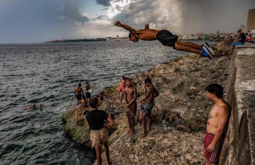 Jugendliche baden am Ufer des Malecón in der kubanischen Hauptstadt Havanna. AFP