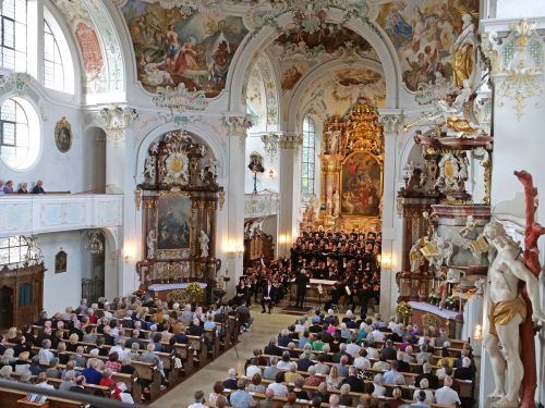 Junge Talente musizieren gemeinsam mit renommierten Musikern.  