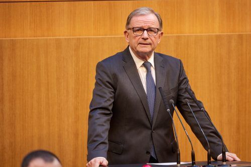 Karlheinz Kopf, ÖVPNebeneinkünfte monatlich 8001 bis 12.000 Euro brutto (Kategorie 4): Generalsekretär der Wirtschaftskammer Österreich, Beiratsmitglied der ZM3 Immobiliengesellschaft (Feldkirch), Aufsichtsrat der Management Trust Holding AG (Wien)Leitende Tätigkeit ohne Vermögensvorteile Geschäftsführer der K&K Beteiligungen GmbH (Altach)Leitende ehrenamtliche Tätigkeit (Auswahl) Stv. Obmann des Vorarlberger Wirtschaftsbundes