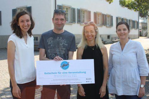 Katharina Galehr, Michael Mathis, GR Karin Reith und Tanja Schroller schenken hundert Gästen Gutscheine vom Alten Kino. VN-TK