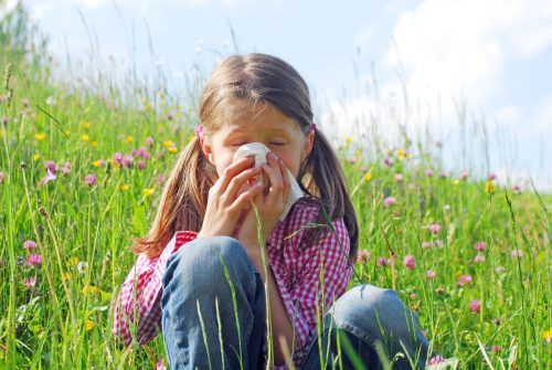Kinder können sich sehr rasch eine Sommergrippe einfangen. Bei ihnen heißt es, besonders gut hinzuschauen. ADOBESTOCK