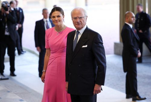 König Carl Gustaf entscheidet als Wächter der Traditionen, wer in welcher Wiege schlummern darf.  Reuters
