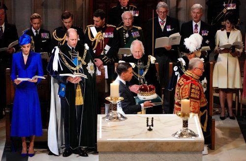 König Charles III. wurde von seiner Frau Königin Camilla und von seinem Sohn Prinz William sowie Prinzessin Kate begleitet. AFP